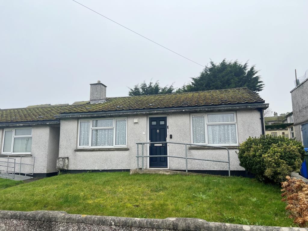 Lot: 56 - SEMI-DETACHED BUNGALOW WITH GARDENS - 